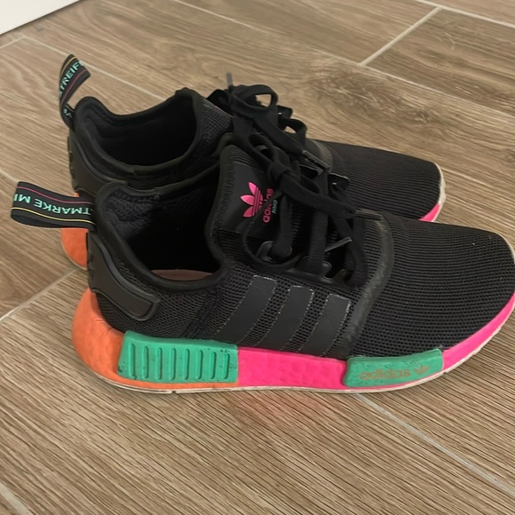 Women’s Adidas NMD R1 Core Black/Core Black/Shock Pink - 5.5 - Picture 2 of 11
